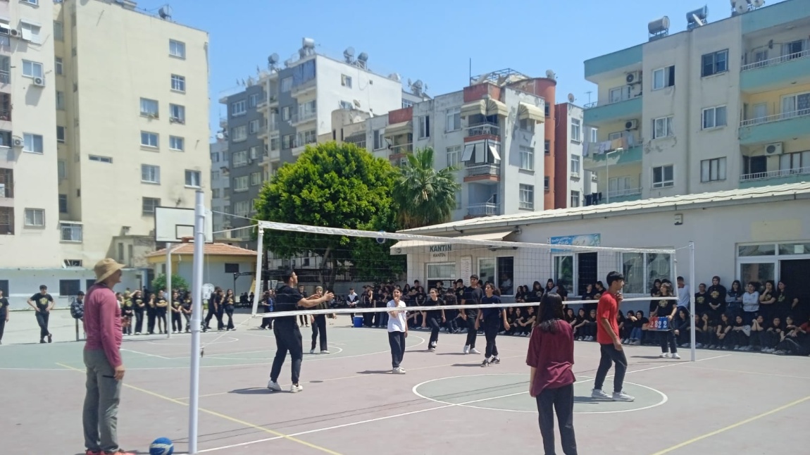 OKULUMUZDA GENÇLİK VE SPOR BAYRAMI ÇERÇEVESİNDE BEDEN EĞİTİMİ ÖĞRETMENİMİZ ERKAN DEMİR KOORDİNESİNDE SINIFLAR ARASI VOLEYBOL TURNUVASI BAŞLADI ÖĞRENCİLERİMİZE BAŞARILAR DİLİYORUZ