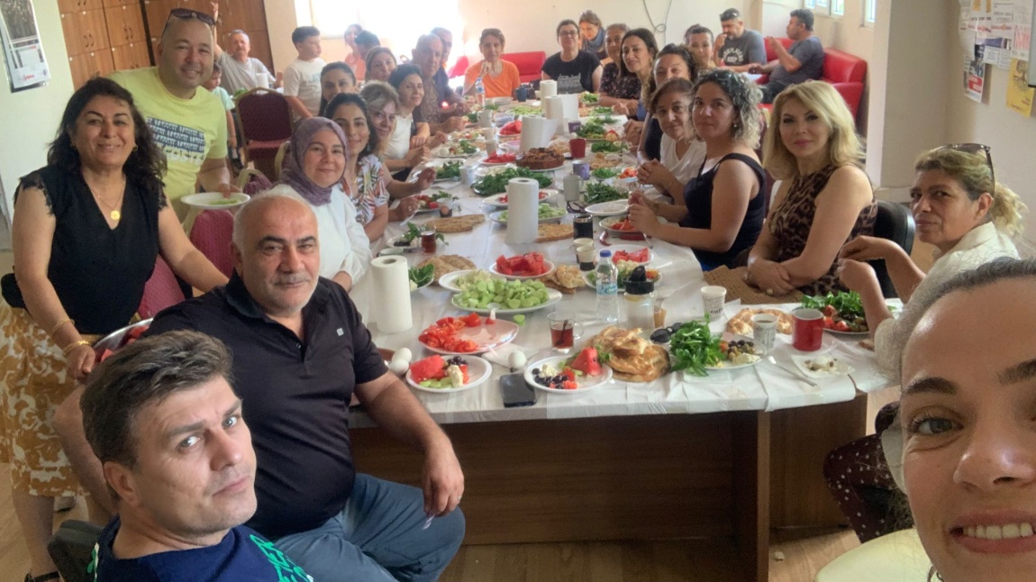 ÖĞRETMENLERİMİZLE YIL SONU KAHVALTI ETKİNLİĞİ DÜZENLENDİ